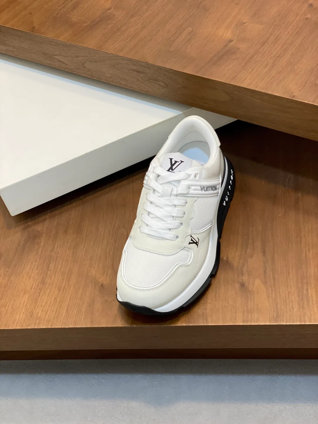 💰800 Lujia new color matching men's 🧍‍♂️trainer sneakers, this LV Trainer sneaker is made of soft grained calfskin and presents pure tones. The brand was born in 1854. The designer's handwritten brand logo is embellished on one side. Virgil Abloh designed it himself. It is a very commemorative sneaker. Brand new LV Louis Vuitton louis vuitton trainer sneaker low casual sports culture versatile basketball shoes Size: 39-44 (38, 45, 46 customized)